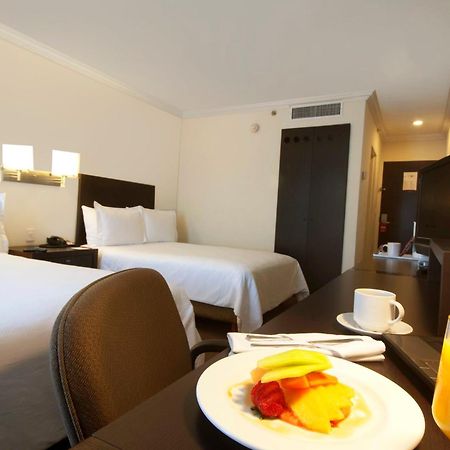 Fiesta Inn Toluca Centro Екстериор снимка