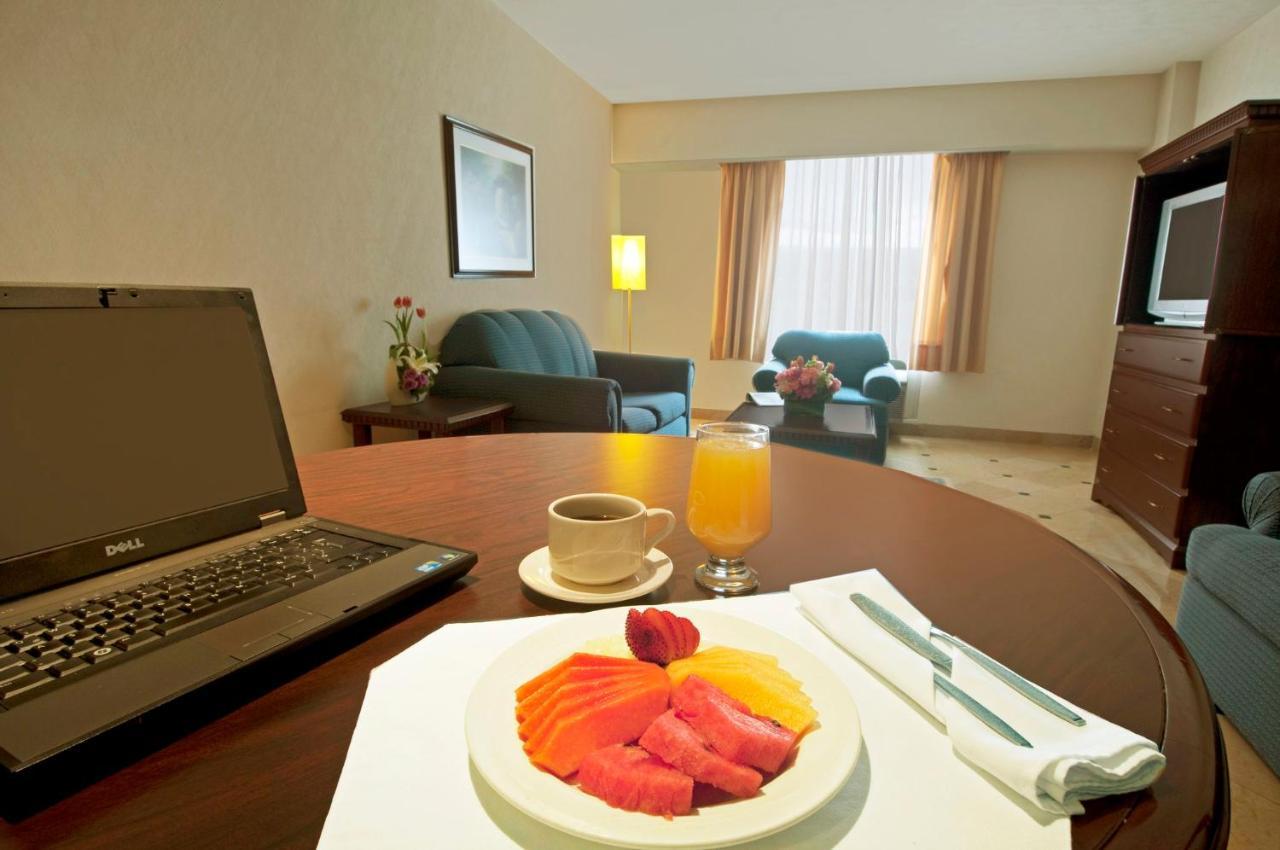 Fiesta Inn Toluca Centro Екстериор снимка