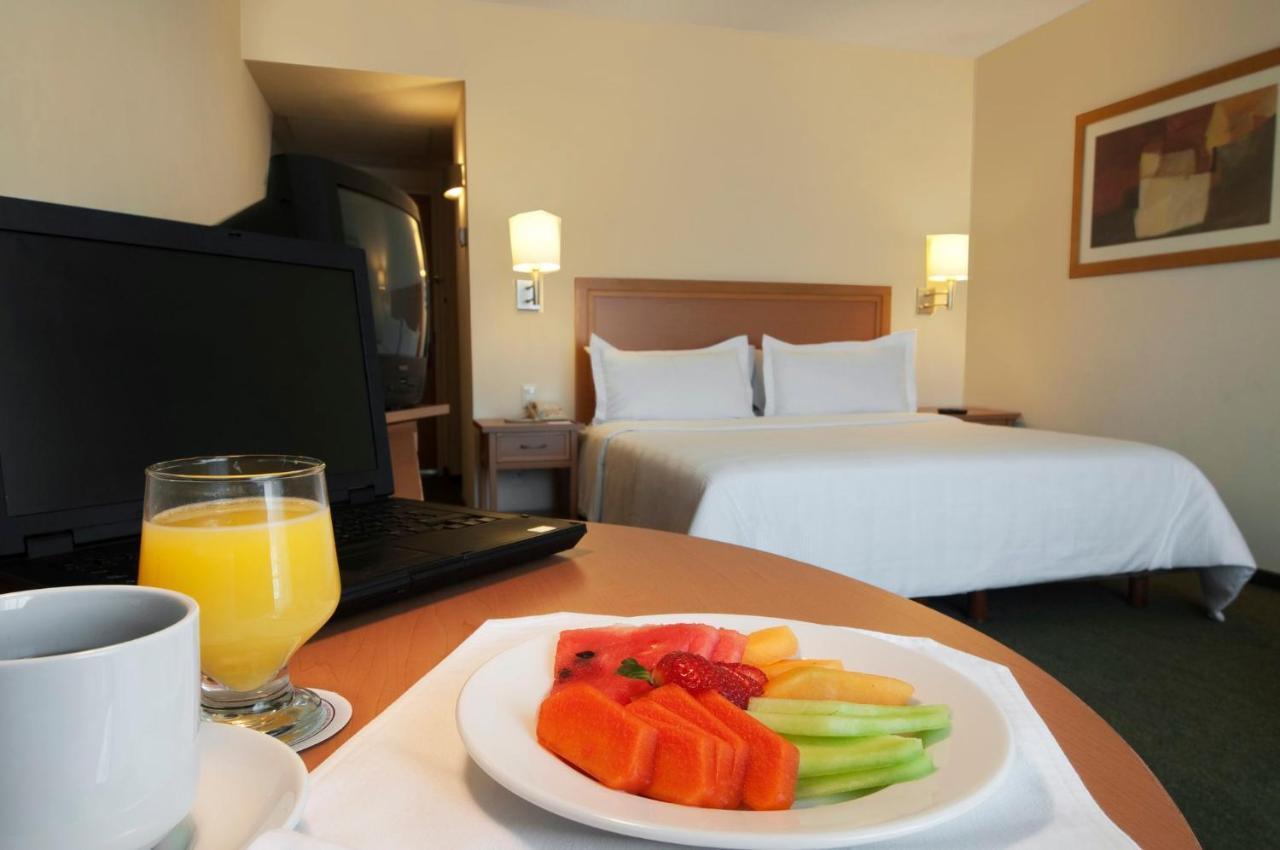 Fiesta Inn Toluca Centro Екстериор снимка
