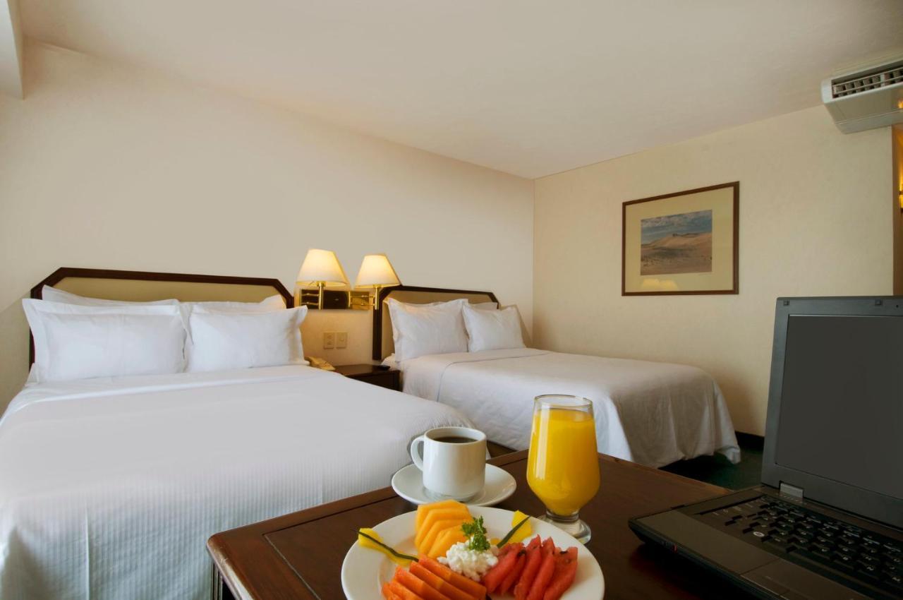 Fiesta Inn Toluca Centro Екстериор снимка