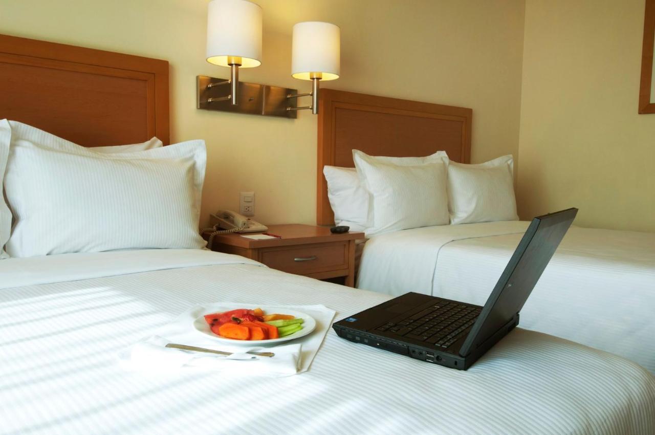 Fiesta Inn Toluca Centro Екстериор снимка