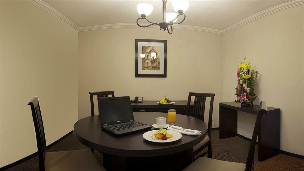 Fiesta Inn Toluca Centro Екстериор снимка
